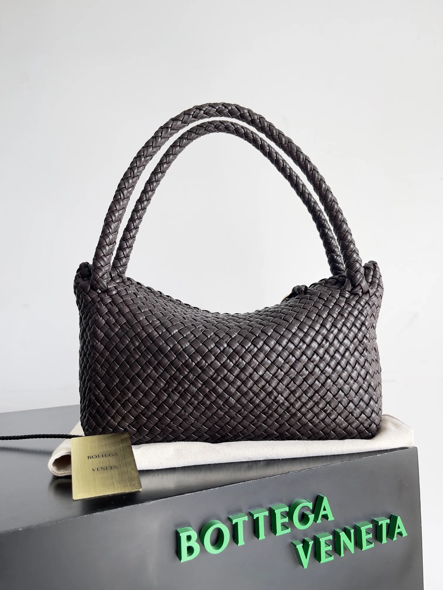 Batch 5760 BV collectible small woven handbags are really YYDS!! Bottega Veneta’s most classic small woven handbags are back! ! We use the highest quality leather with the highest craftsmanship❤️ to create the most expensive works. We have created the original Intrecciato leather weaving process❤️ This unique traditional exclusive leather weaving method has not only become our logo but also reflects the time-consuming and labor-intensive craftsmanship of our products❤️ The new TOSCA handbag must be a selection worth collecting🆕 Style number: 716974 Size: 27*9*18cm